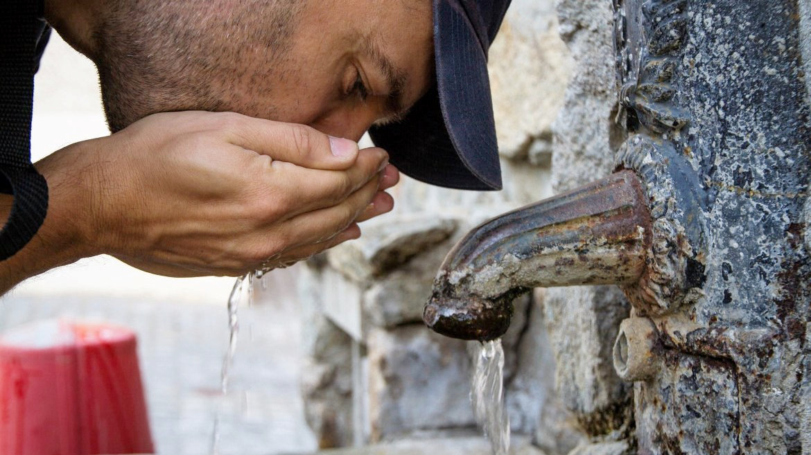 Tutti siamo accomunati da un unico desiderio: attingere acqua. Ma, sia la loro sete che la nostra va ben oltre…