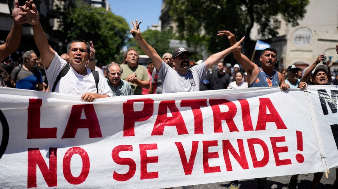 “L’Argentina non si vende”, protesta il popolo argentin