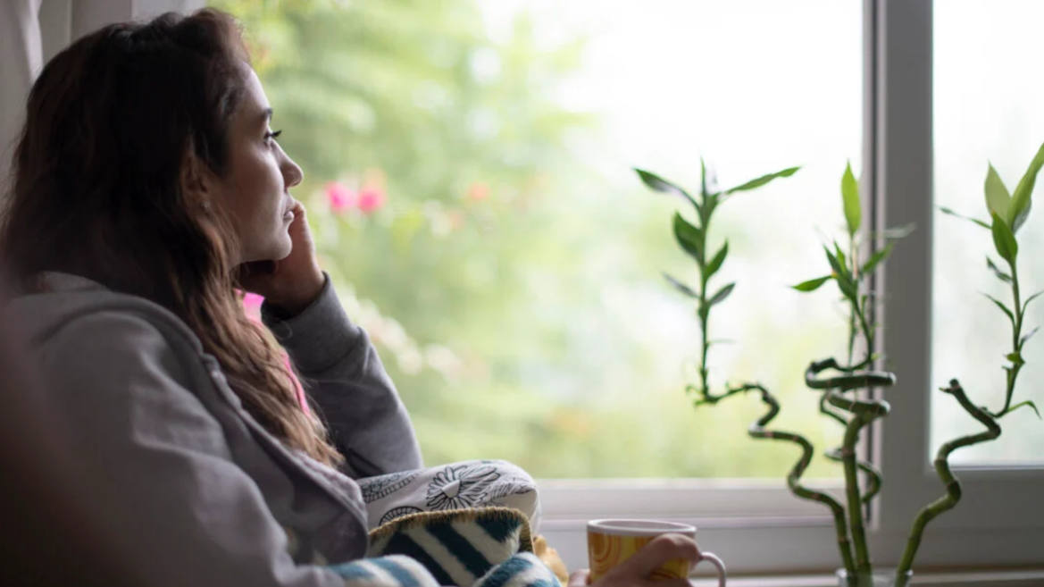 Fermarsi in un silenzioso dialogo con se stessi aiuterebbe a riconoscere le proprie vulnerabilità e porterebbe alla consapevolezza che abbiamo tutti bisogno l’uno dall’altro.